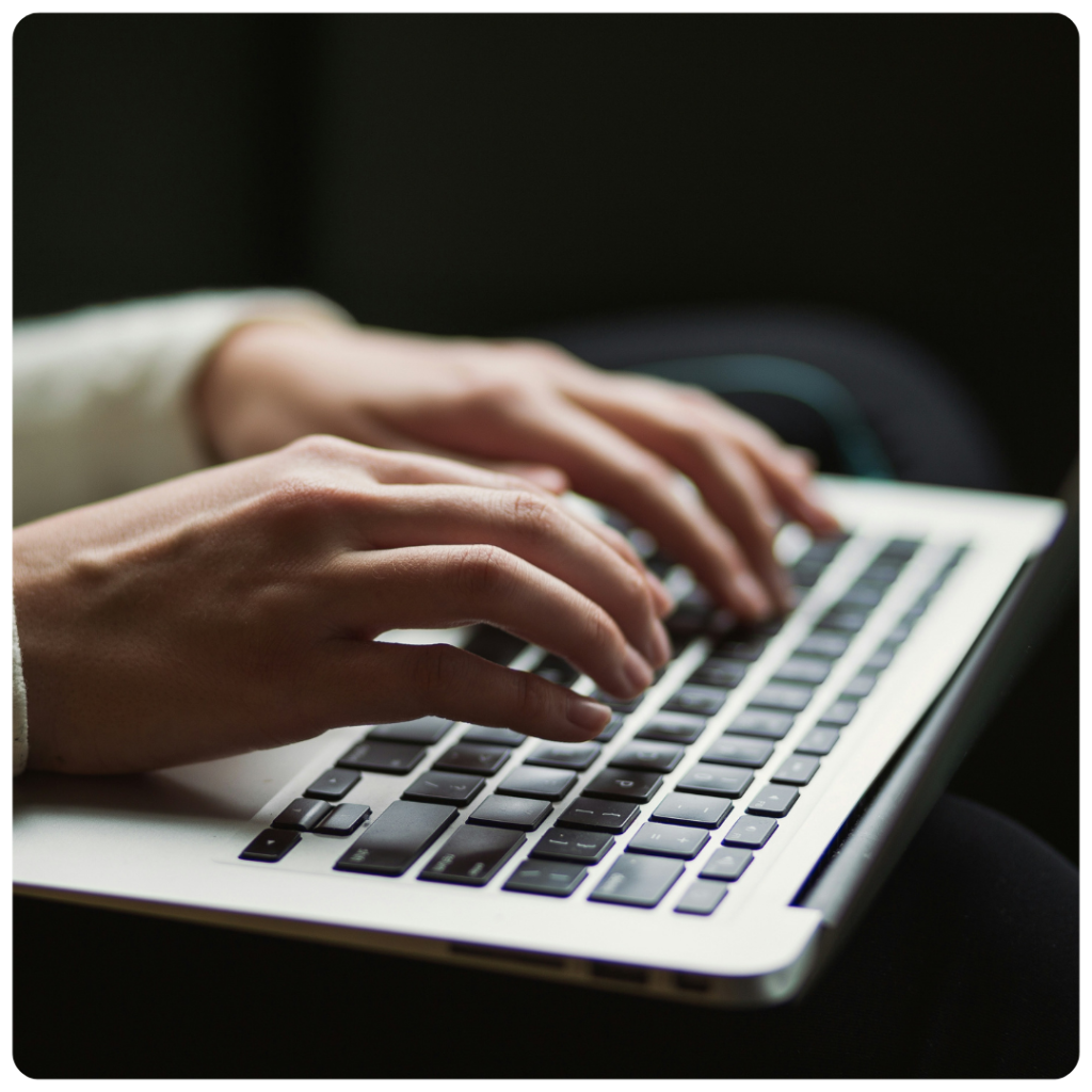 Mains tapant au clavier d'un ordinateur portable