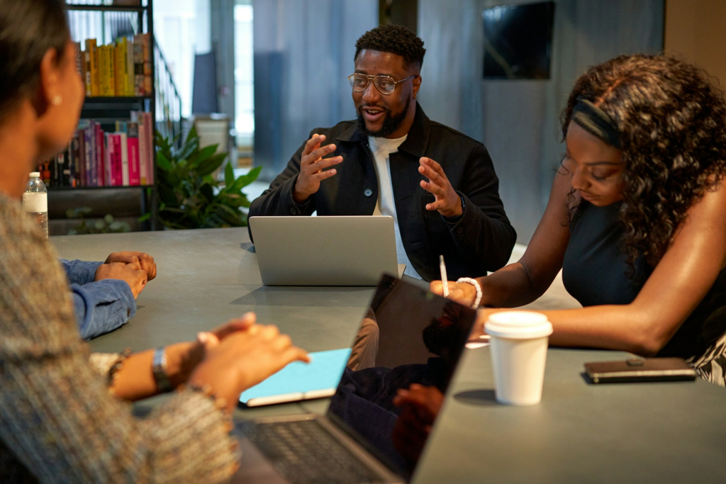 Personnes qui discutent autour d'une table