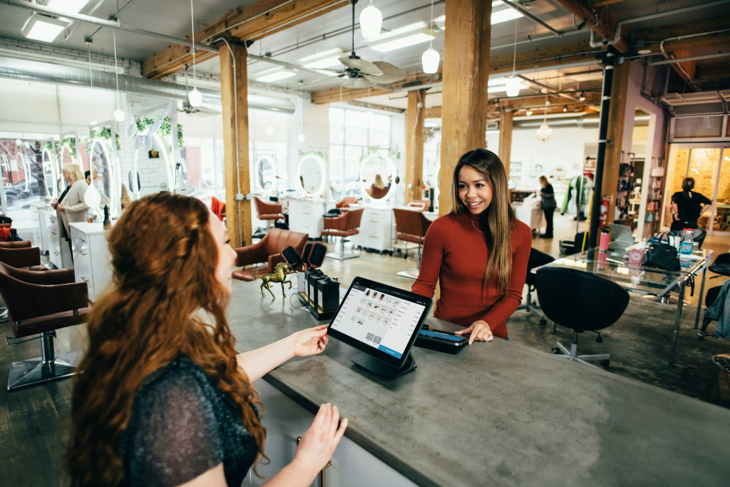 Deux femmes face &agrave; face avec leur ordinateur portable sur une table