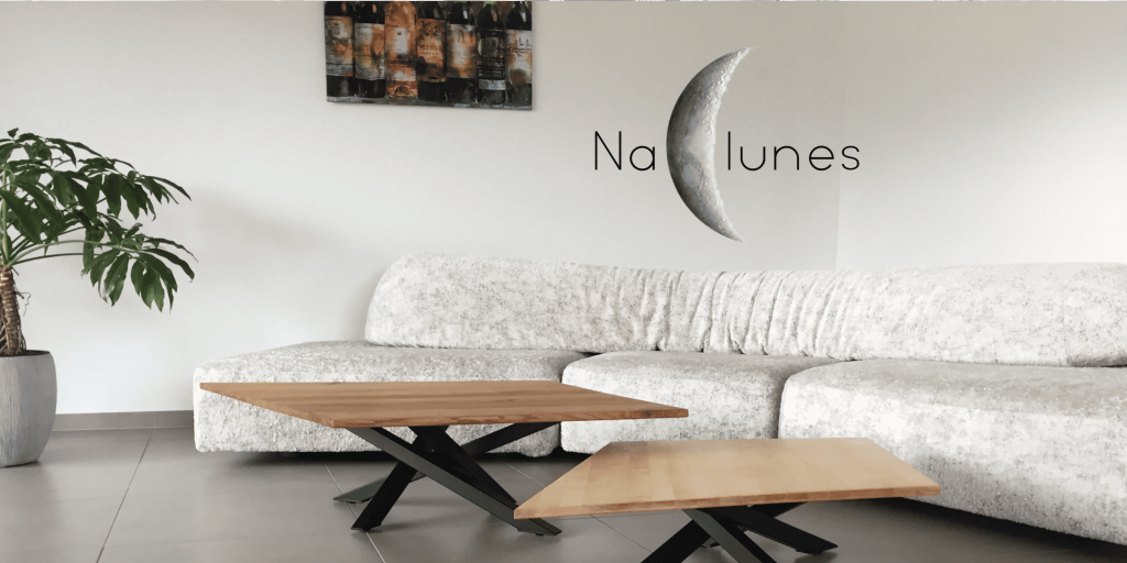 Salon avec une table basse en bois et en métal