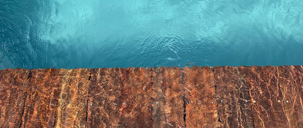 Falaise au bord de la mer